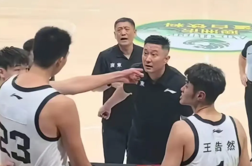 贝尔萨定妆照看向地面引争议,博主:因为他觉得自己不是模特
